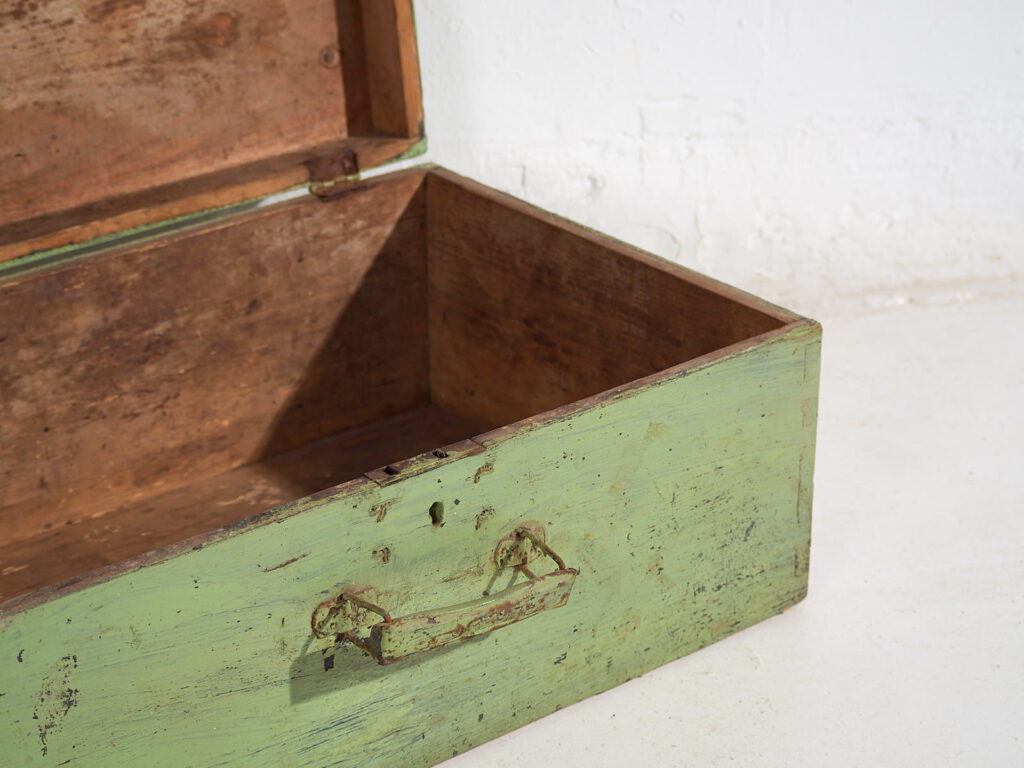 Pequeño cofre antiguo de color verde (c.1920) #11