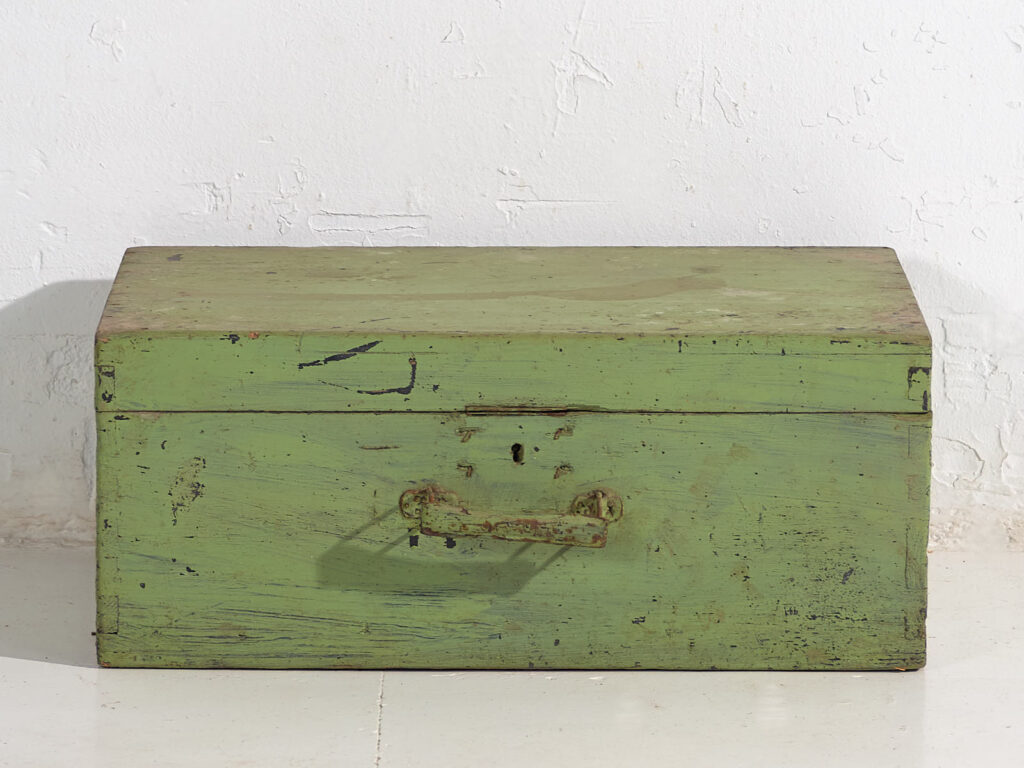 Pequeño cofre antiguo de color verde (c.1920) #11