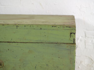 Pequeño cofre antiguo de color verde (c.1920) #11