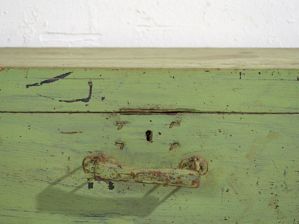 Pequeño cofre antiguo de color verde (c.1920) #11