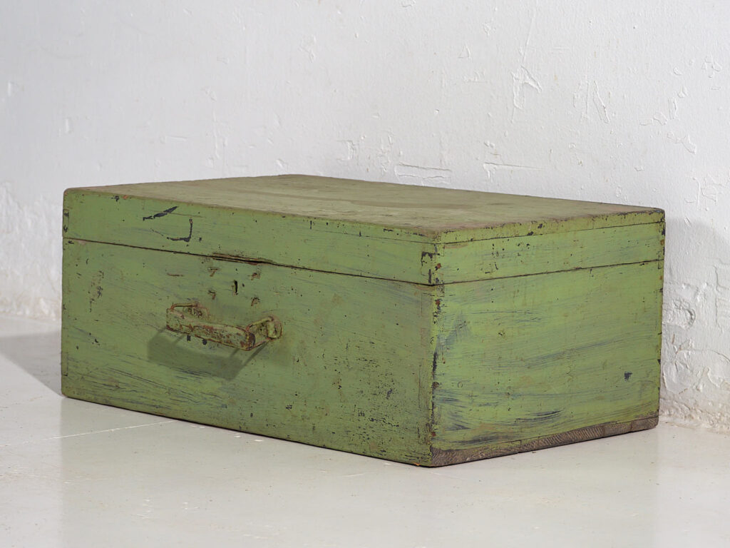 Pequeño cofre antiguo de color verde (c.1920) #11