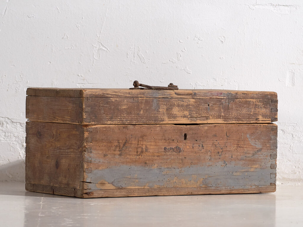 Cofre pequeño antiguo con pátina de color gris (c.1920) #1