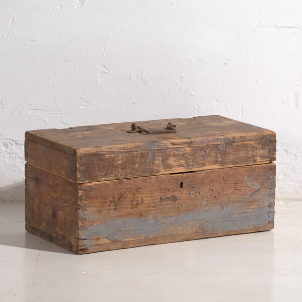 Cofre pequeño antiguo con pátina de color gris (c.1920) #1