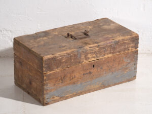 Cofre pequeño antiguo con pátina de color gris (c.1920) #1