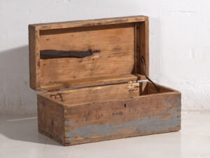 Cofre pequeño antiguo con pátina de color gris (c.1920) #1