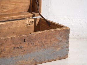 Cofre pequeño antiguo con pátina de color gris (c.1920) #1