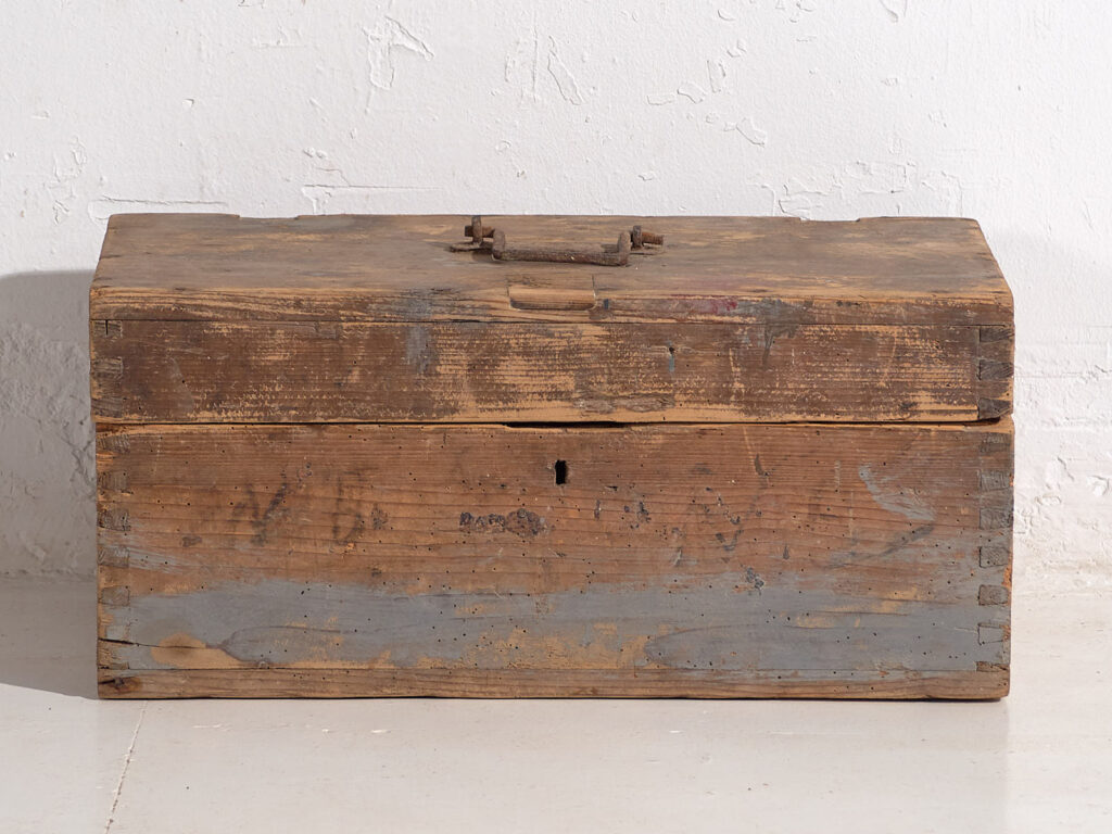 Cofre pequeño antiguo con pátina de color gris (c.1920) #1