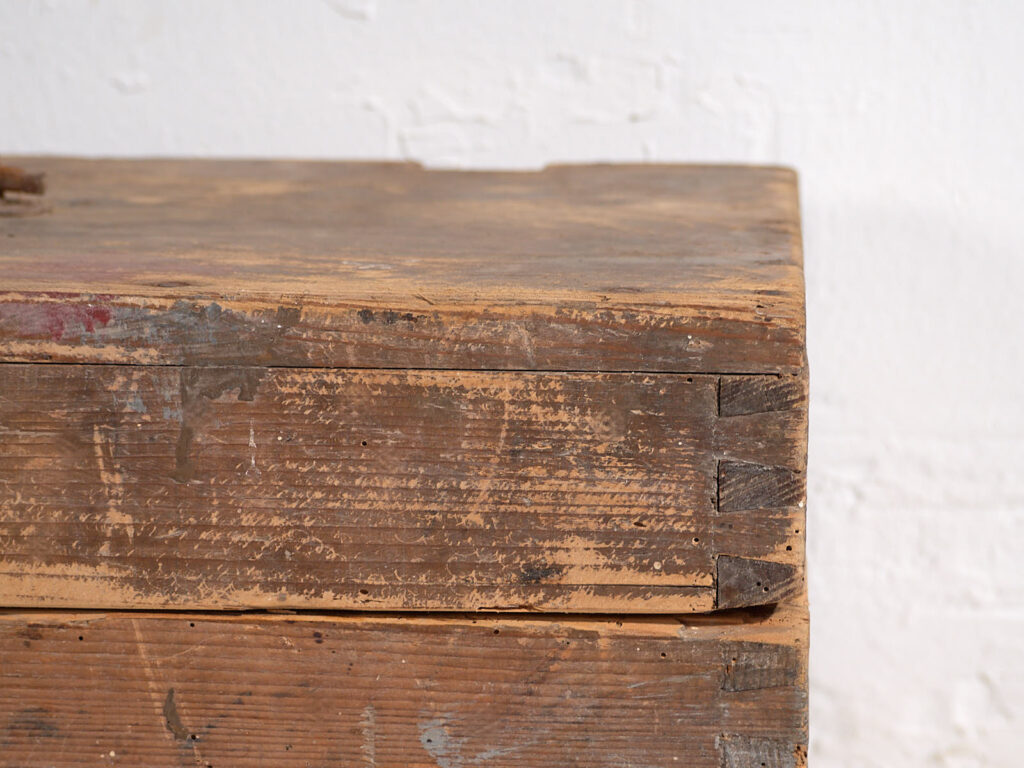 Cofre pequeño antiguo con pátina de color gris (c.1920) #1