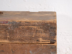 Cofre pequeño antiguo con pátina de color gris (c.1920) #1