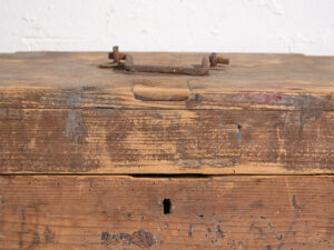 Cofre pequeño antiguo con pátina de color gris (c.1920) #1