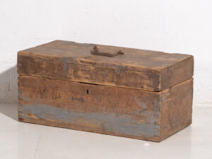 Cofre pequeño antiguo con pátina de color gris (c.1920) #1