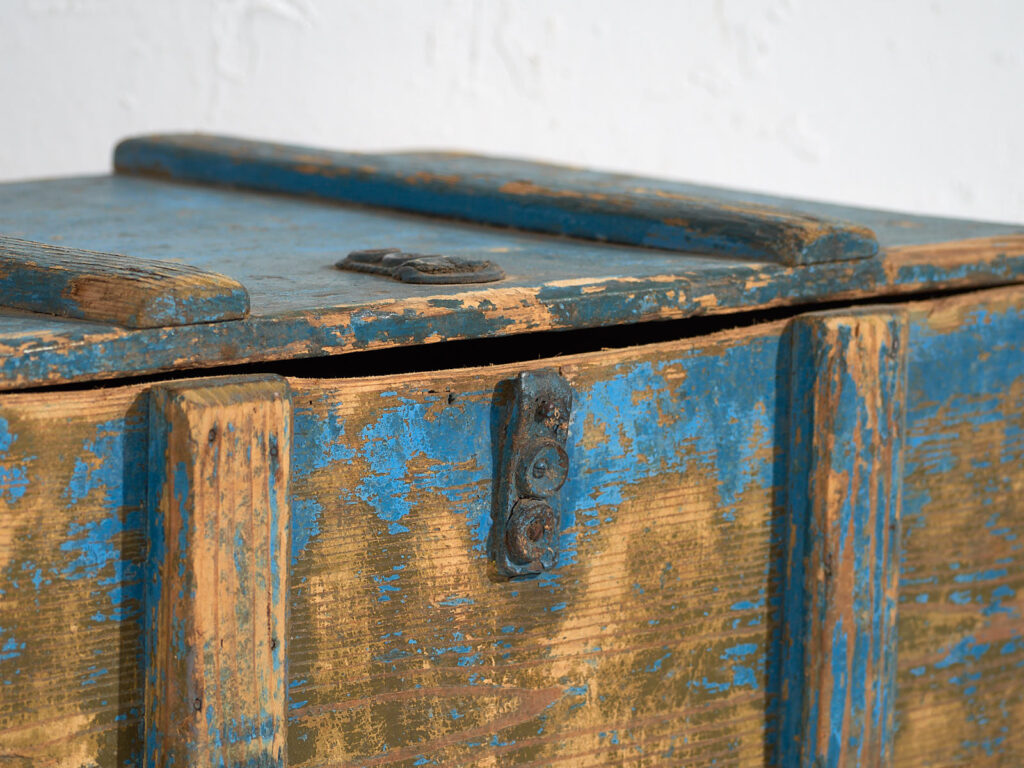 Antiguo cofre de estilo primitivo de color azul (c.1920) #14