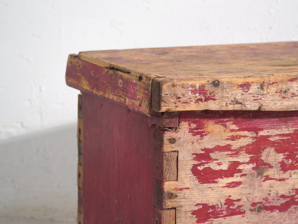 Cofre pequeño antiguo con pátina de color rojo (c.1920) #15