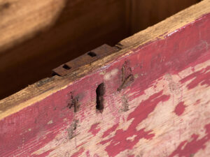 Cofre pequeño antiguo con pátina de color rojo (c.1920) #15