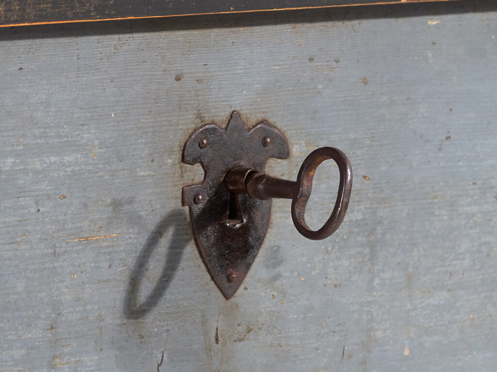 Baúl antiguo de madera con herrajes originales (c.1900) #16