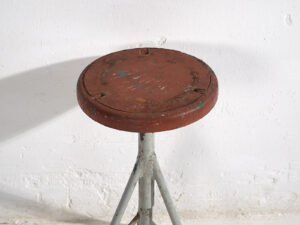 Taburete redondo metálico de estilo industrial (c.1950) #9
