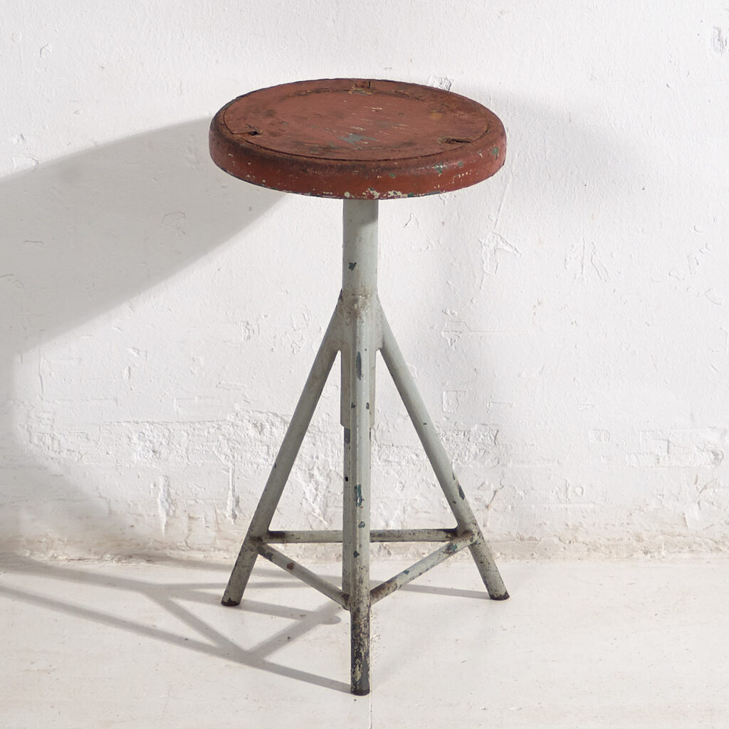 Taburete redondo metálico de estilo industrial (c.1950) #9