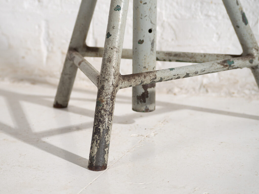 Taburete redondo metálico de estilo industrial (c.1950) #9