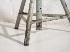 Taburete redondo metálico de estilo industrial (c.1950) #9