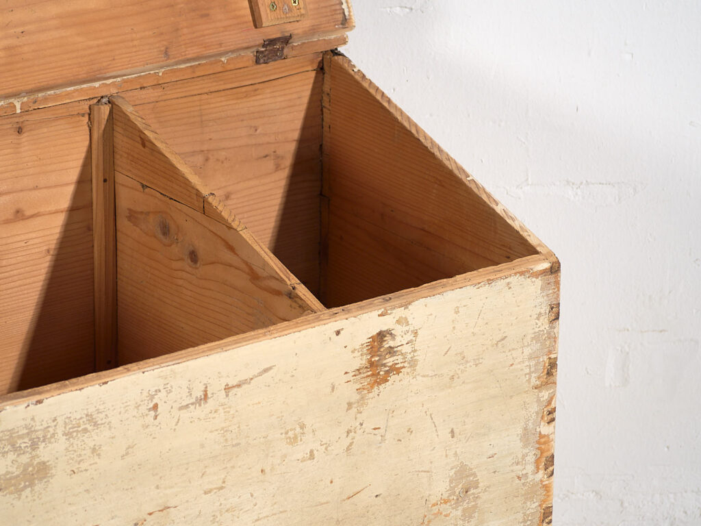 Ancien coffre couleur crème (c.1920) #64