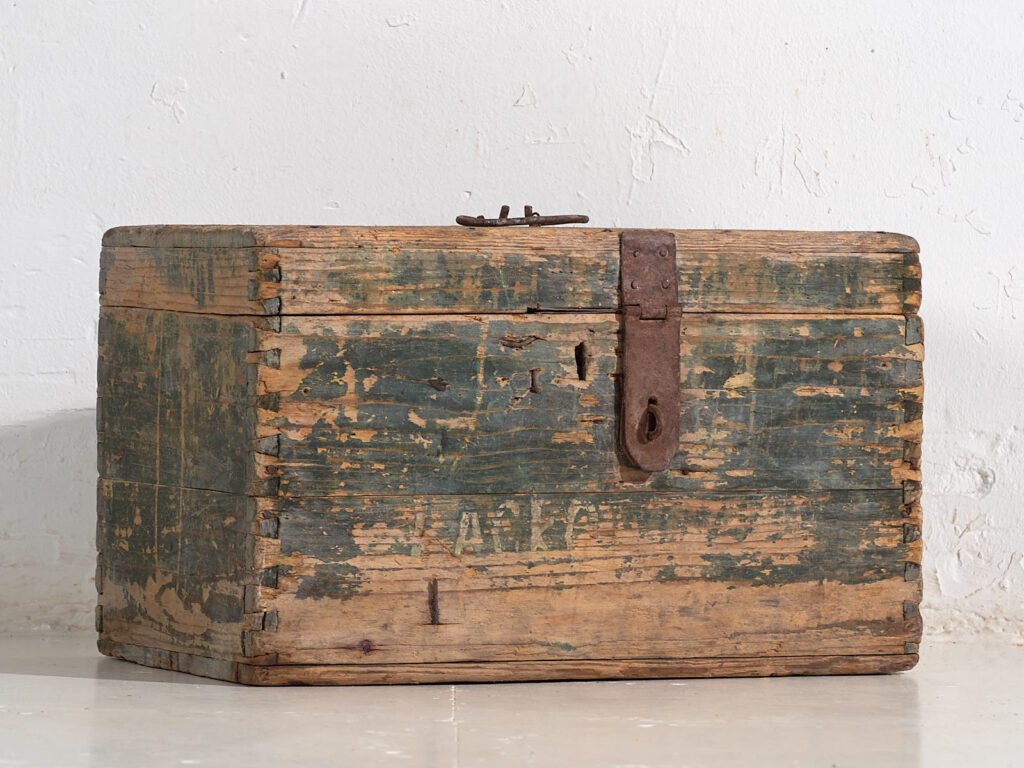 Cofre antiguo de estilo primitivo (c.1920) #71