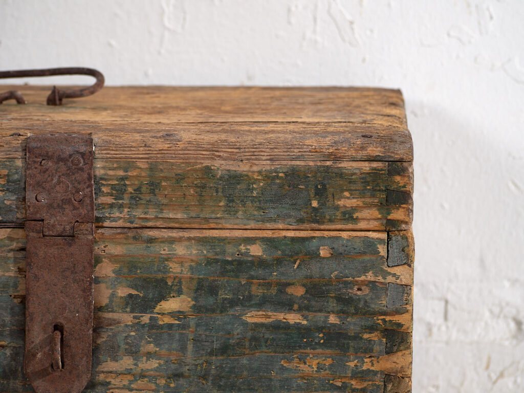 Cofre antiguo de estilo primitivo (c.1920) #71