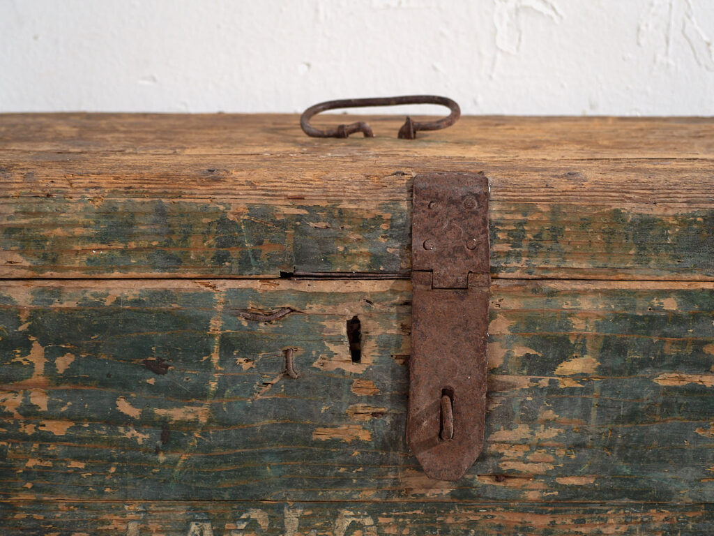 Cofre antiguo de estilo primitivo (c.1920) #71