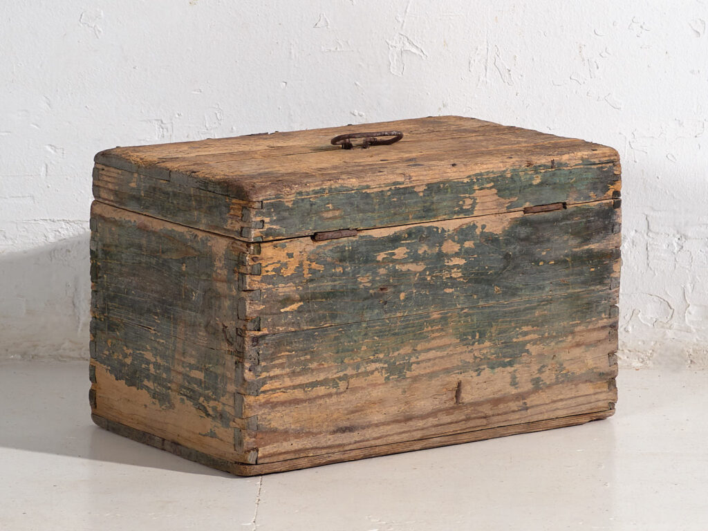 Cofre antiguo de estilo primitivo (c.1920) #71