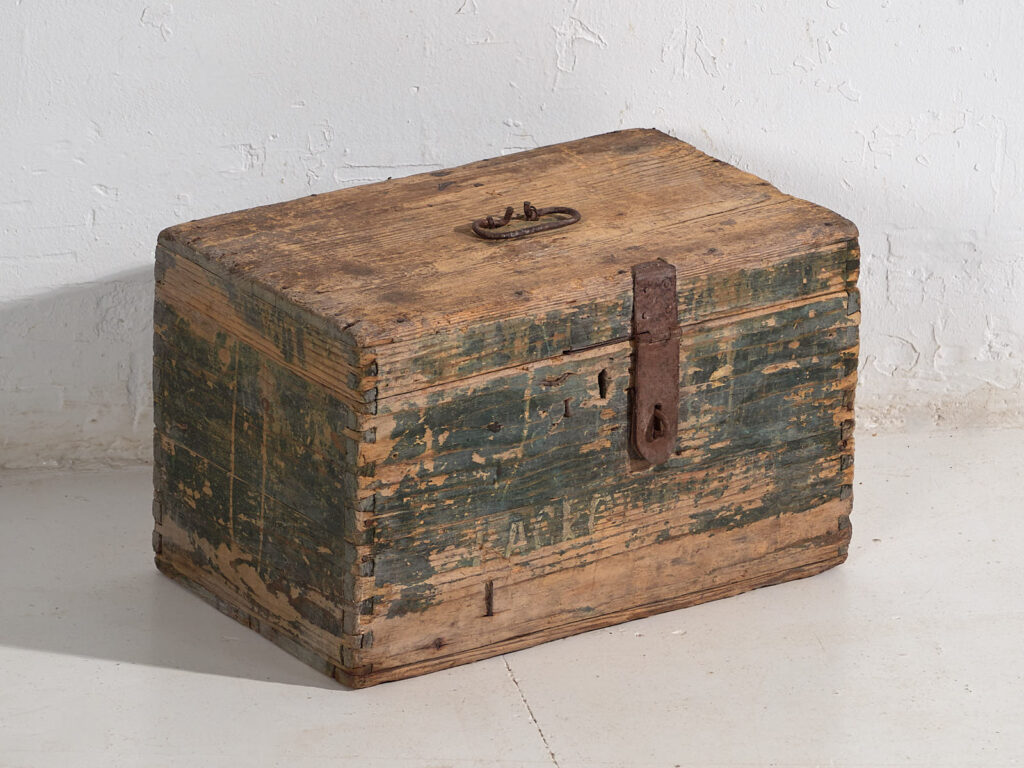 Cofre antiguo de estilo primitivo (c.1920) #71