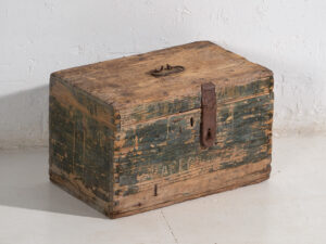 Cofre antiguo de estilo primitivo (c.1920) #71
