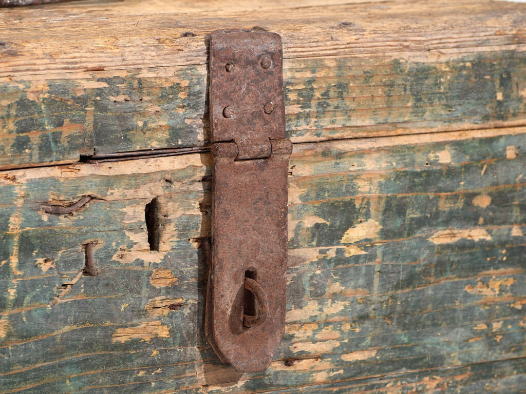 Cofre antiguo de estilo primitivo (c.1920) #71