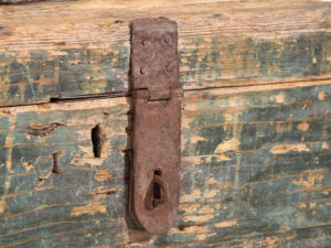 Cofre antiguo de estilo primitivo (c.1920) #71