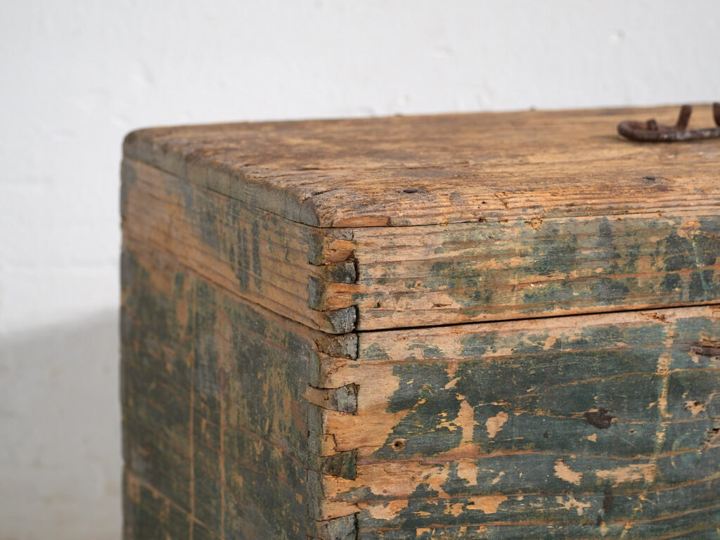 Cofre antiguo de estilo primitivo (c.1920) #71