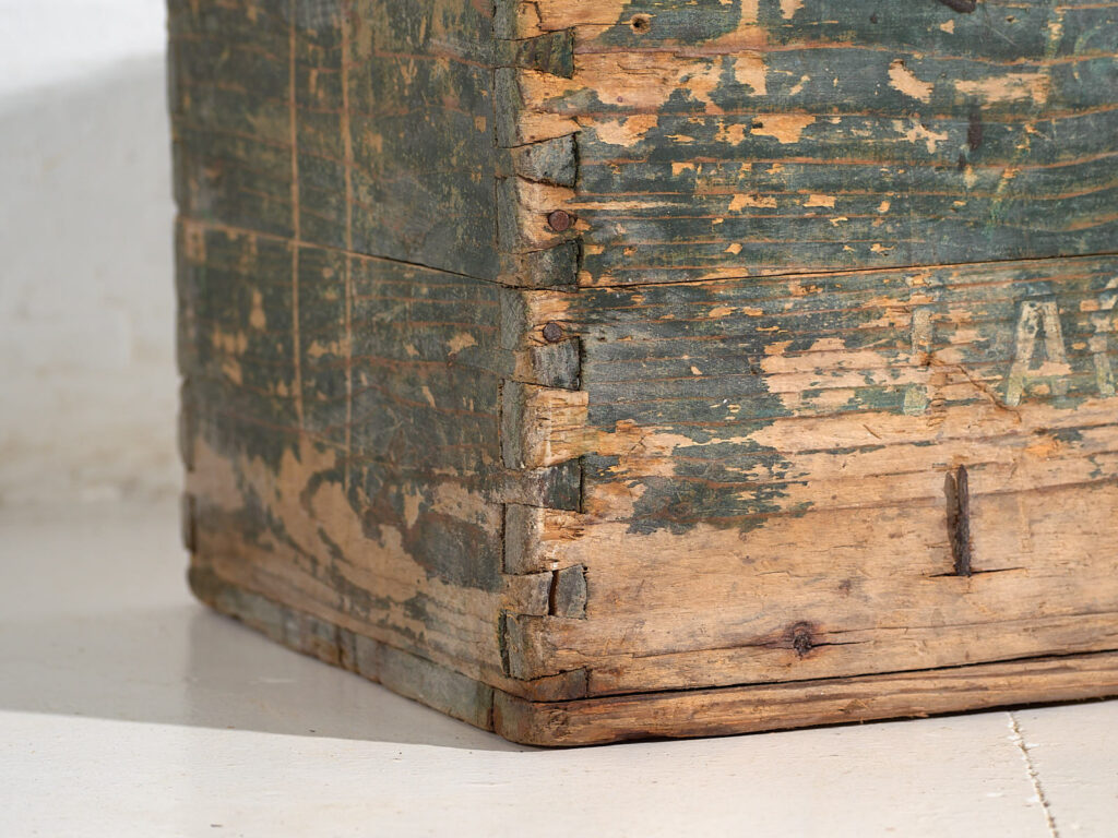 Cofre antiguo de estilo primitivo (c.1920) #71