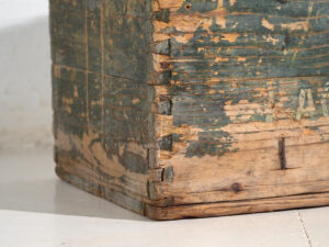 Cofre antiguo de estilo primitivo (c.1920) #71