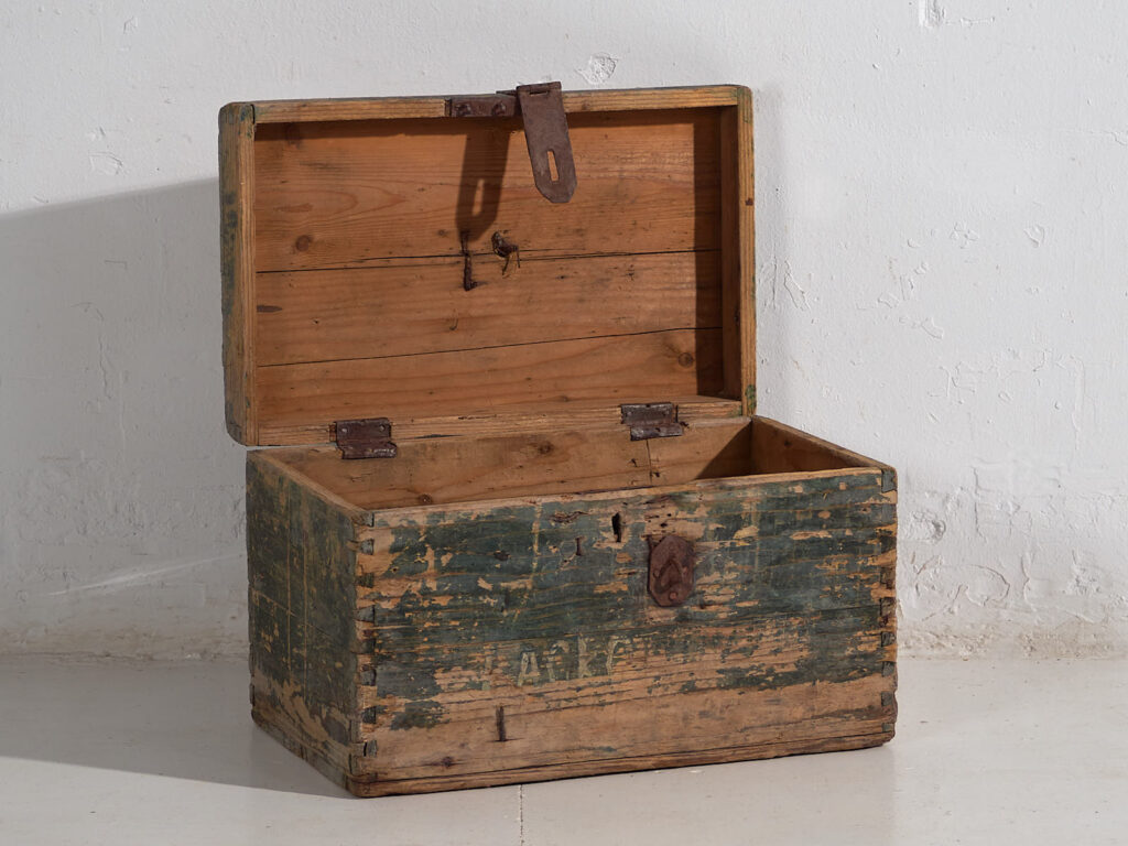 Cofre antiguo de estilo primitivo (c.1920) #71