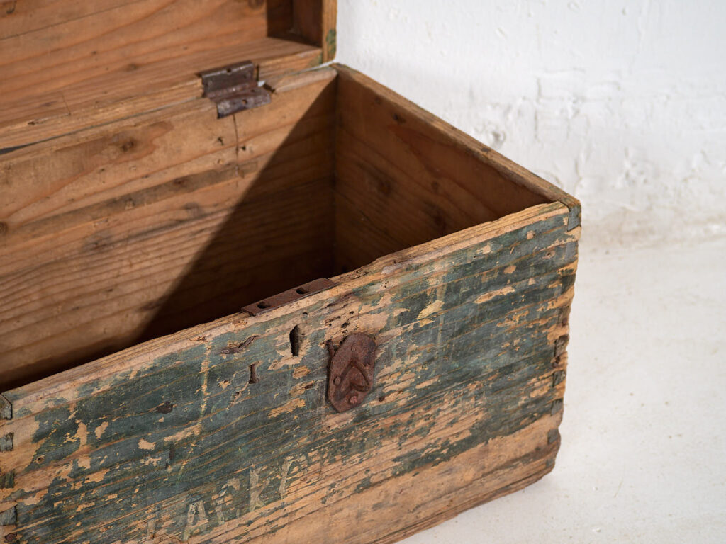 Cofre antiguo de estilo primitivo (c.1920) #71