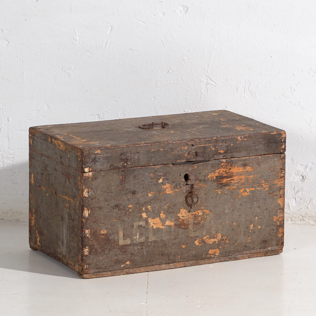 Antiguo cofre con pátina de color gris (c.1920) #72