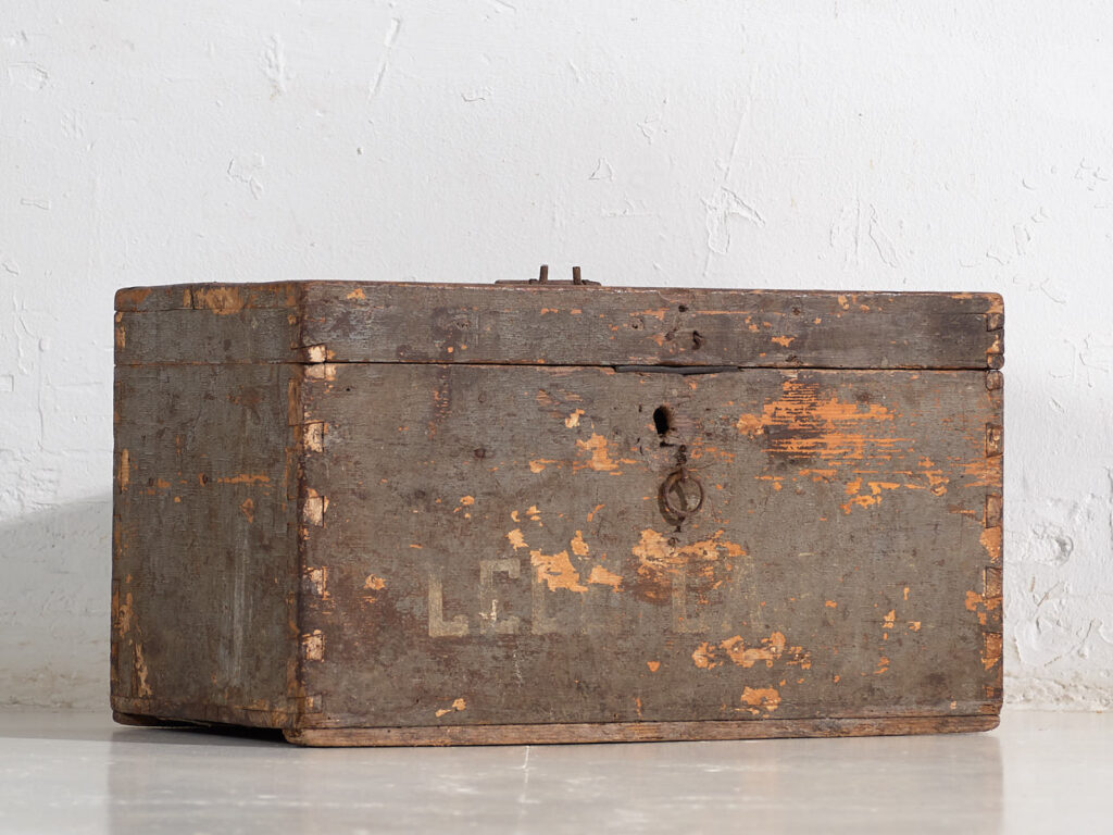 Antiguo cofre con pátina de color gris (c.1920) #72