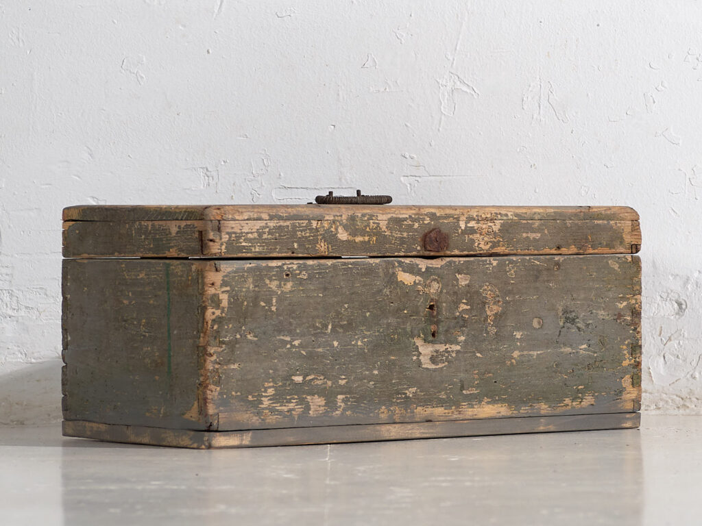 Pequeño cofre antiguo de madera maciza (c.1920) #73