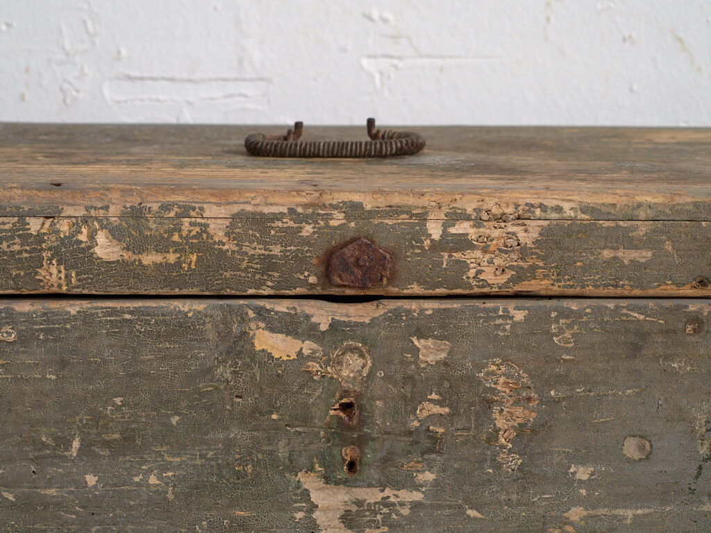 Pequeño cofre antiguo de madera maciza (c.1920) #73