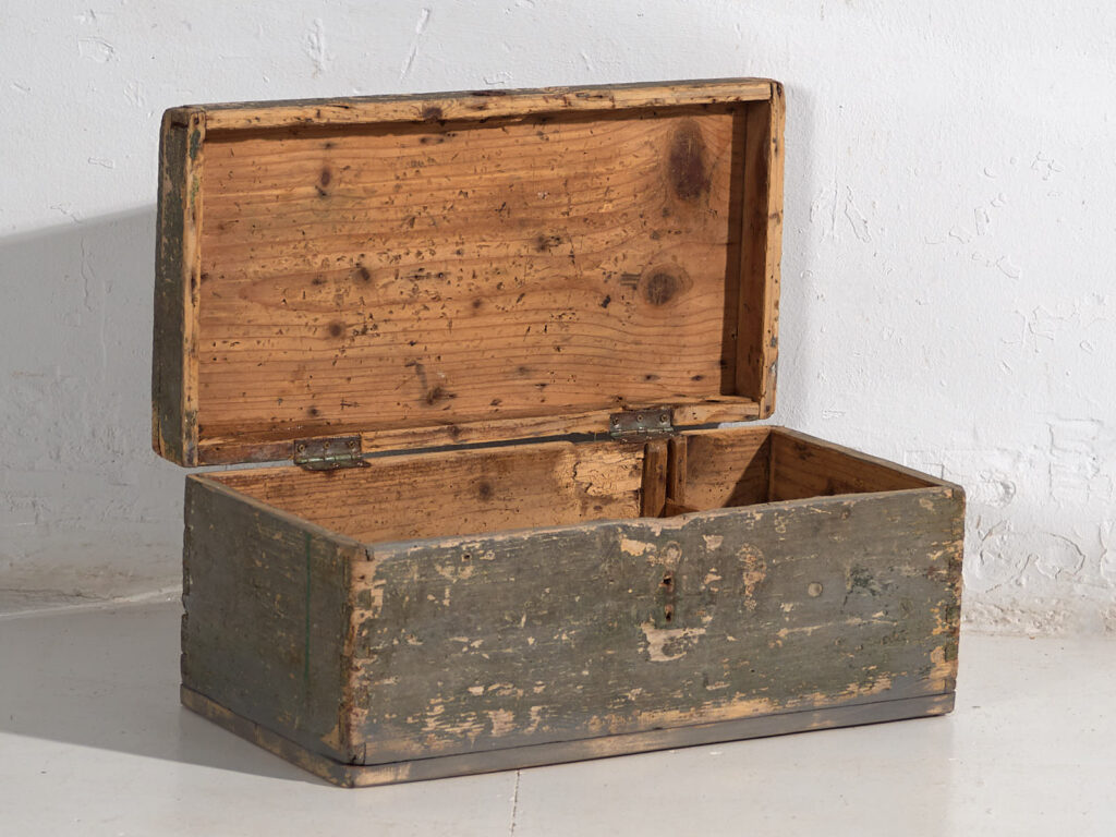 Pequeño cofre antiguo de madera maciza (c.1920) #73