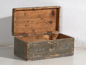 Pequeño cofre antiguo de madera maciza (c.1920) #73