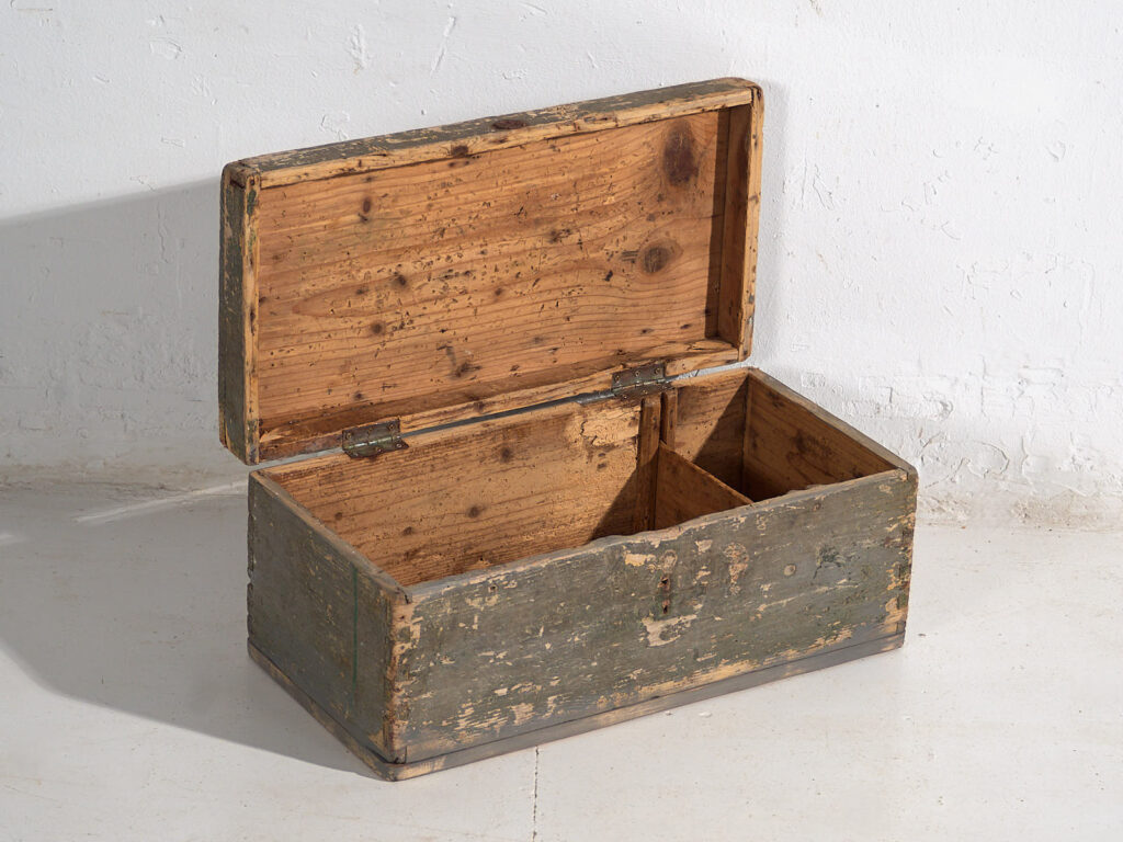 Pequeño cofre antiguo de madera maciza (c.1920) #73