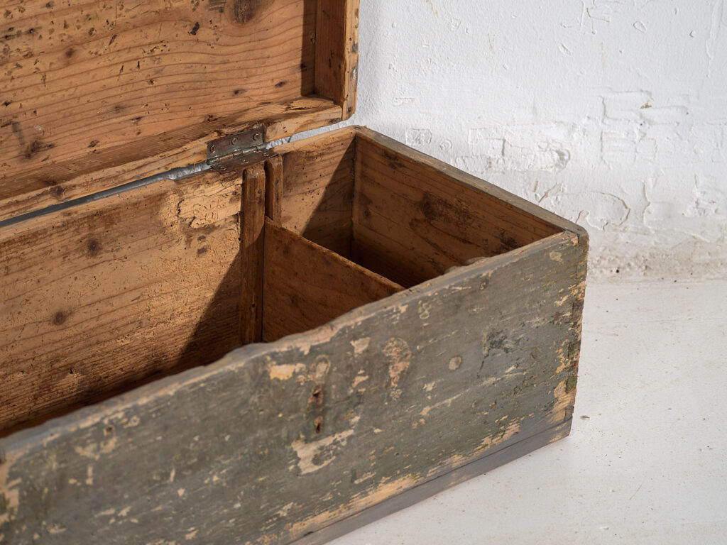 Pequeño cofre antiguo de madera maciza (c.1920) #73