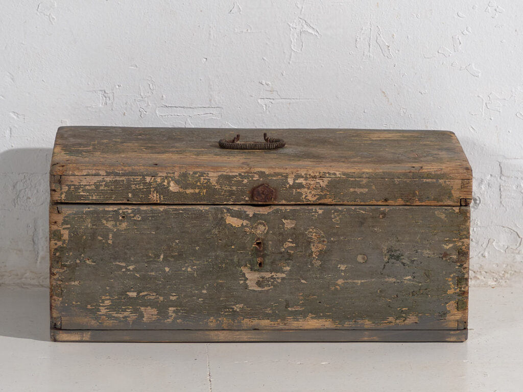 Pequeño cofre antiguo de madera maciza (c.1920) #73