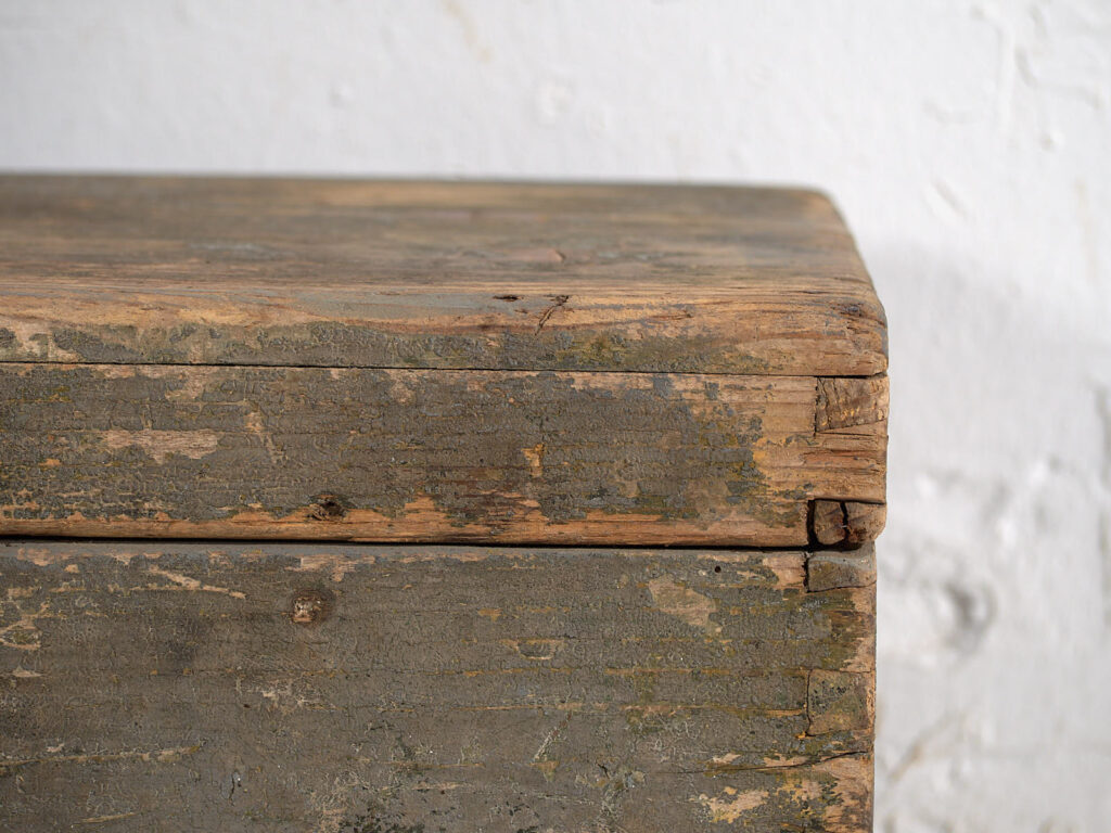 Pequeño cofre antiguo de madera maciza (c.1920) #73