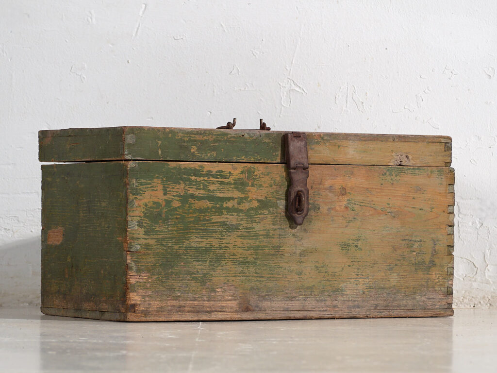 Antiguo cofre de madera maciza (c.1920) #77