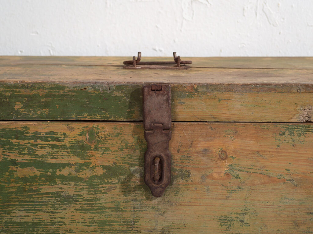 Antiguo cofre de madera maciza (c.1920) #77