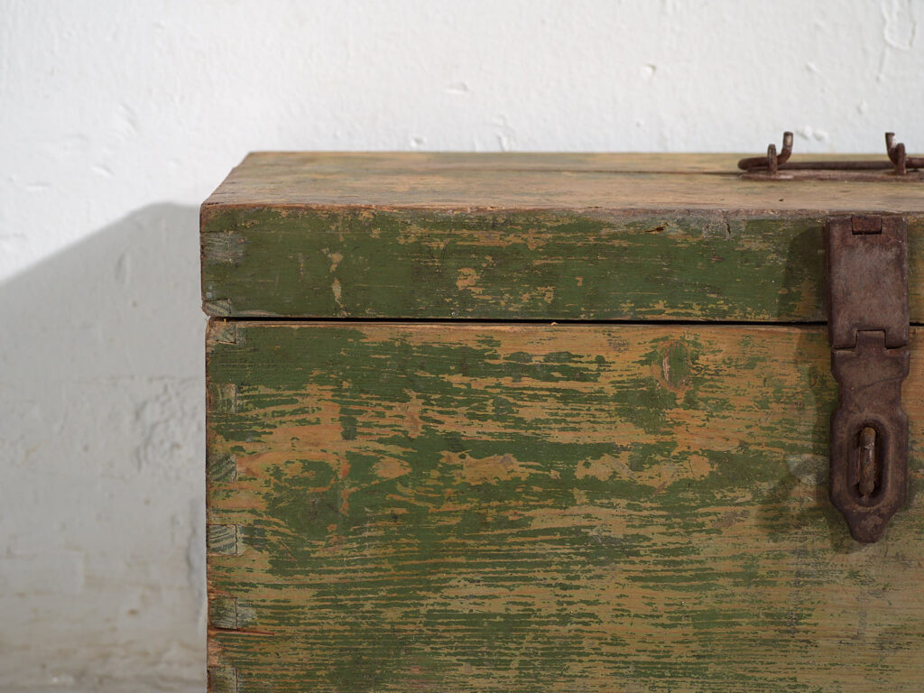 Antiguo cofre de madera maciza (c.1920) #77